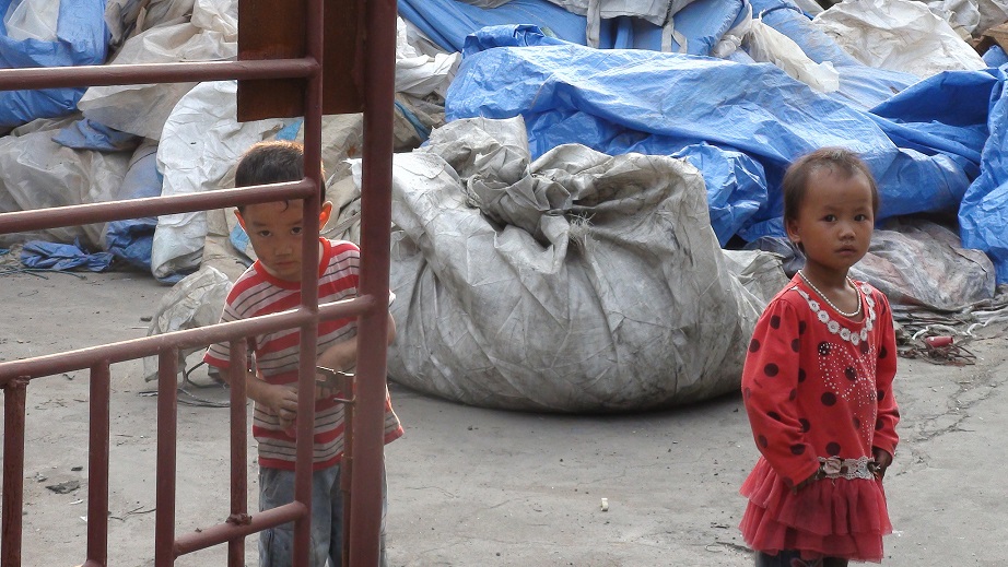 china_plastic_waste_kinderarbeit_muelltrennung_altplastik_kunststoffmuell_muellexport_muellimporte_wohlstandsmuell_kritisches_netzwerk_muellaufbereitung_recycling_muellkippe.jpg