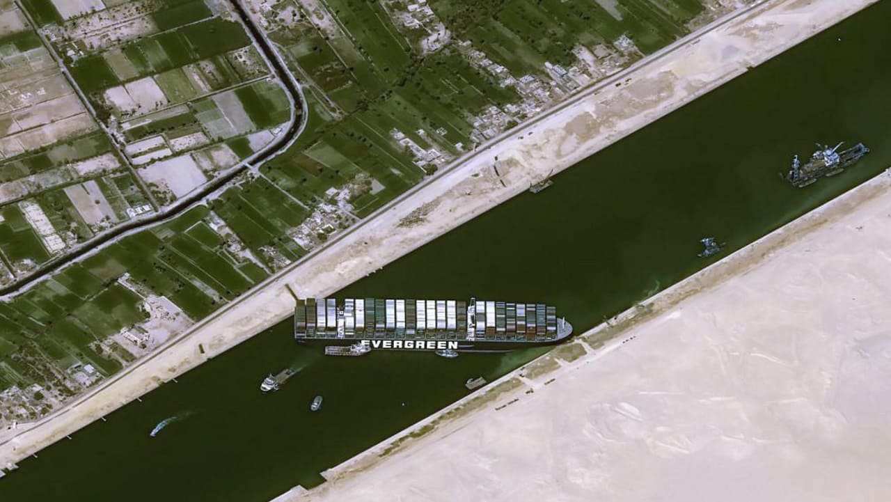 Containerschiff-Ever-Given-Suez-Kanal-Suezkanal-Blockade-Versorgungsengpaesse-Containergiganten-Kritisches-Netzwerk-Mammutcontainerschiff-mammoth-container-ship