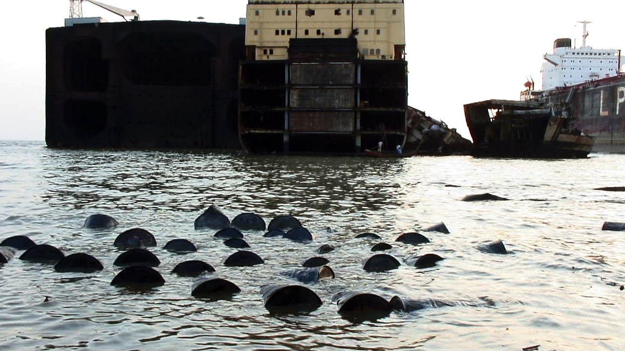 Containerschiffe-Giftmuellfaesser-Meeresverseuchung-Meeresverschmutzung-Umweltverbrechen-Umweltverschmutzung-Kritisches-Netzwerk-Schiffsrecycling-Umweltskandal