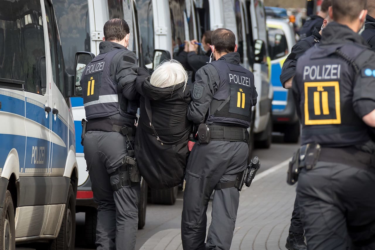 Coronapolizisten-Coronapolizei-Proteste-Polizeistaat-Staatswillkuer-Polizeiattacken-Kritisches-Netzwerk-Systemgewalt-Totalitarismus-Faschismus-Unterdrueckung-Neue-Normalitaet