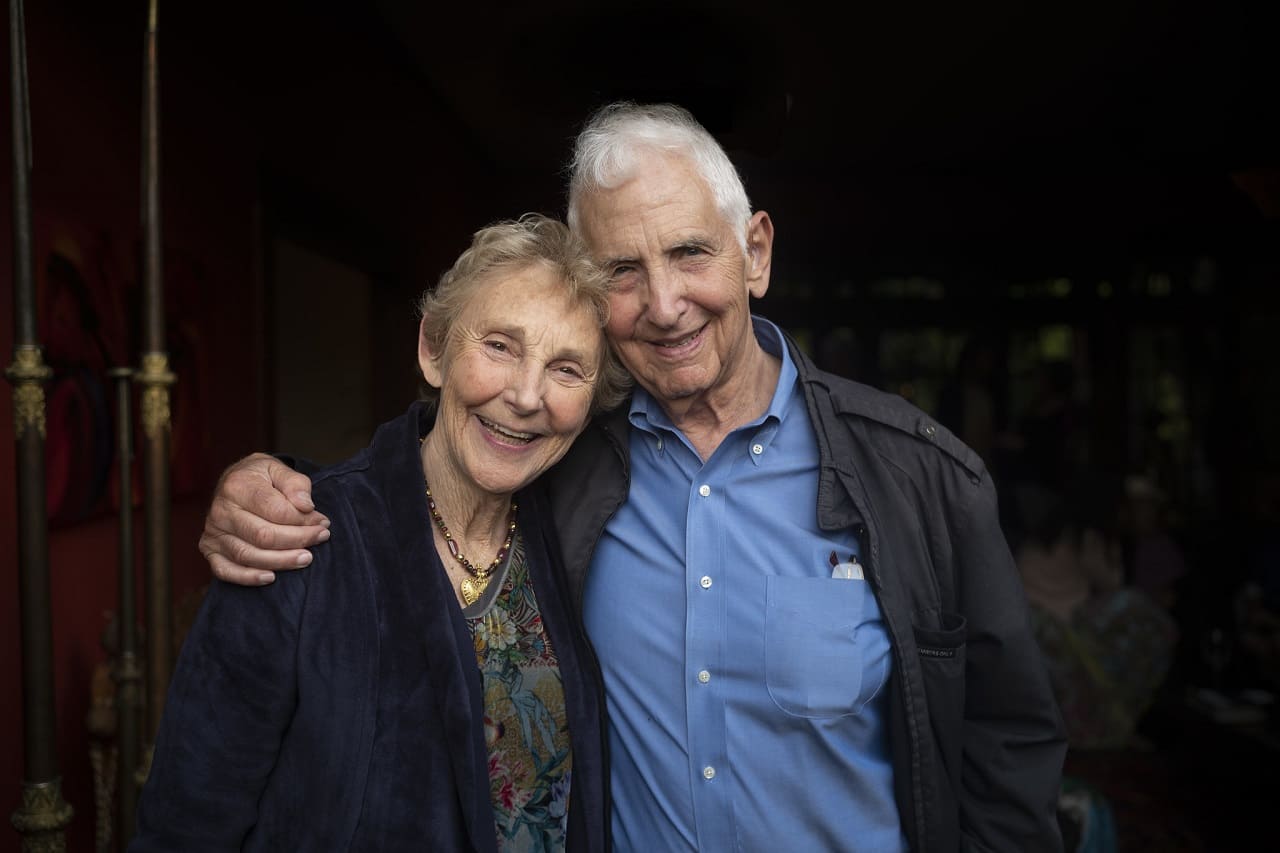 Daniel-Dan-Ellsberg-Patricia-Pentagon-Papers-Papiere-Whistleblower-Kriegsverbrechen-war-crimes-Vietnamkrieg-Kritisches-Netzwerk-Pressefreiheit-Julian-Assange-Richard-Nixon