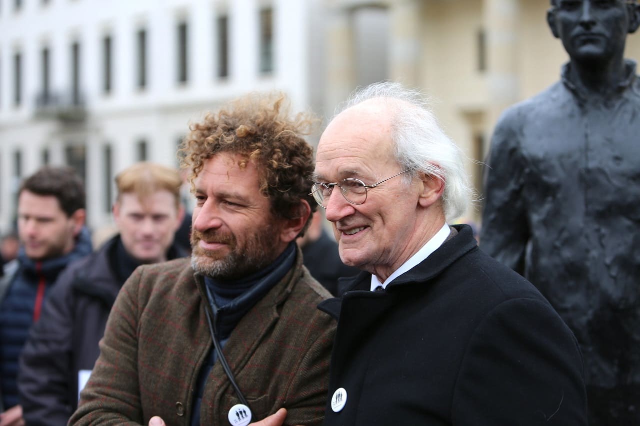 Davide-Dormino-John-Shipton-Anything-to-say-Wanderskulptur-Bronzeskulpturen-Courage-Informationsfreiheit-Julian-Assange-Kritisches-Netzwerk-WikiLeaks