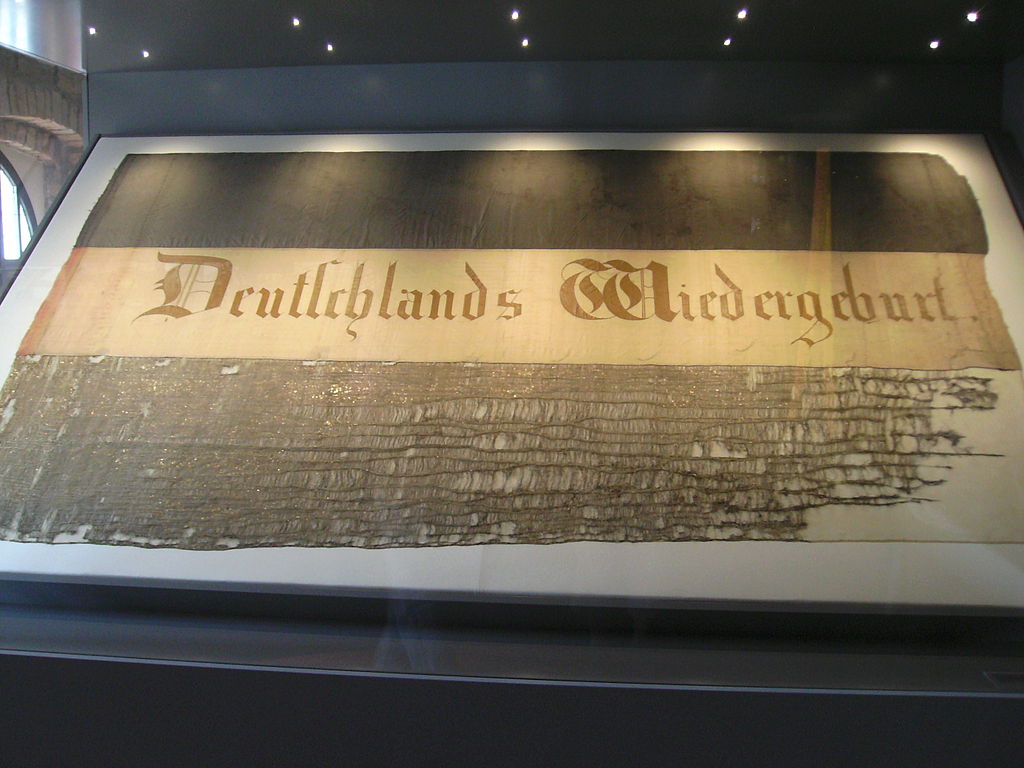deutsche_fahne_originalfahne_deutschlands_bundesflagge_nationalflagge_urfahne_1832_trikolore_wiedergeburt_hambacher_schloss_johann_philipp_abresch_kritisches_netzwerk.jpg