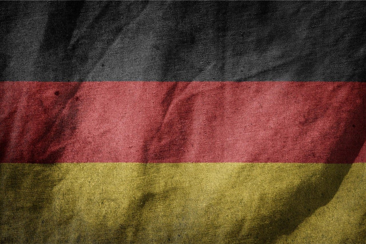 Deutschlandflagge_Heimatliebe_Heimatgefuehle_Nationalbewusstsein_Nationalgefuehl_Einwanderungsland_Etabliertenrechte_kollektive_Identitaet_Staatsbuerger_Kritisches-Netzwerk