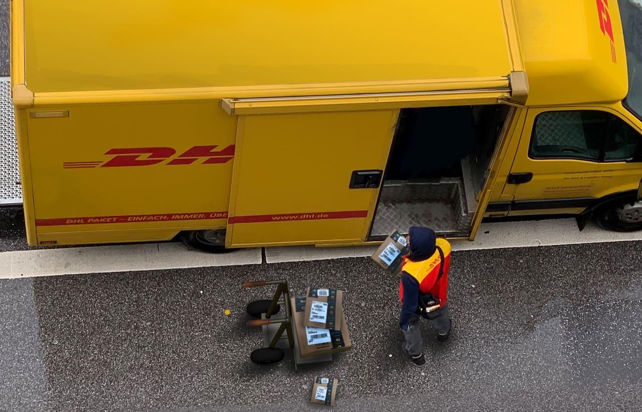 DHL-Deutsche-Post-Paketzustellung-Paketzusteller-Kurierfahrer-Kritisches-Netzwerk-Versandhandel-Onlinehandel-Dumpingloehne-Paketdienste-Paketbranche-Lieferverkehr
