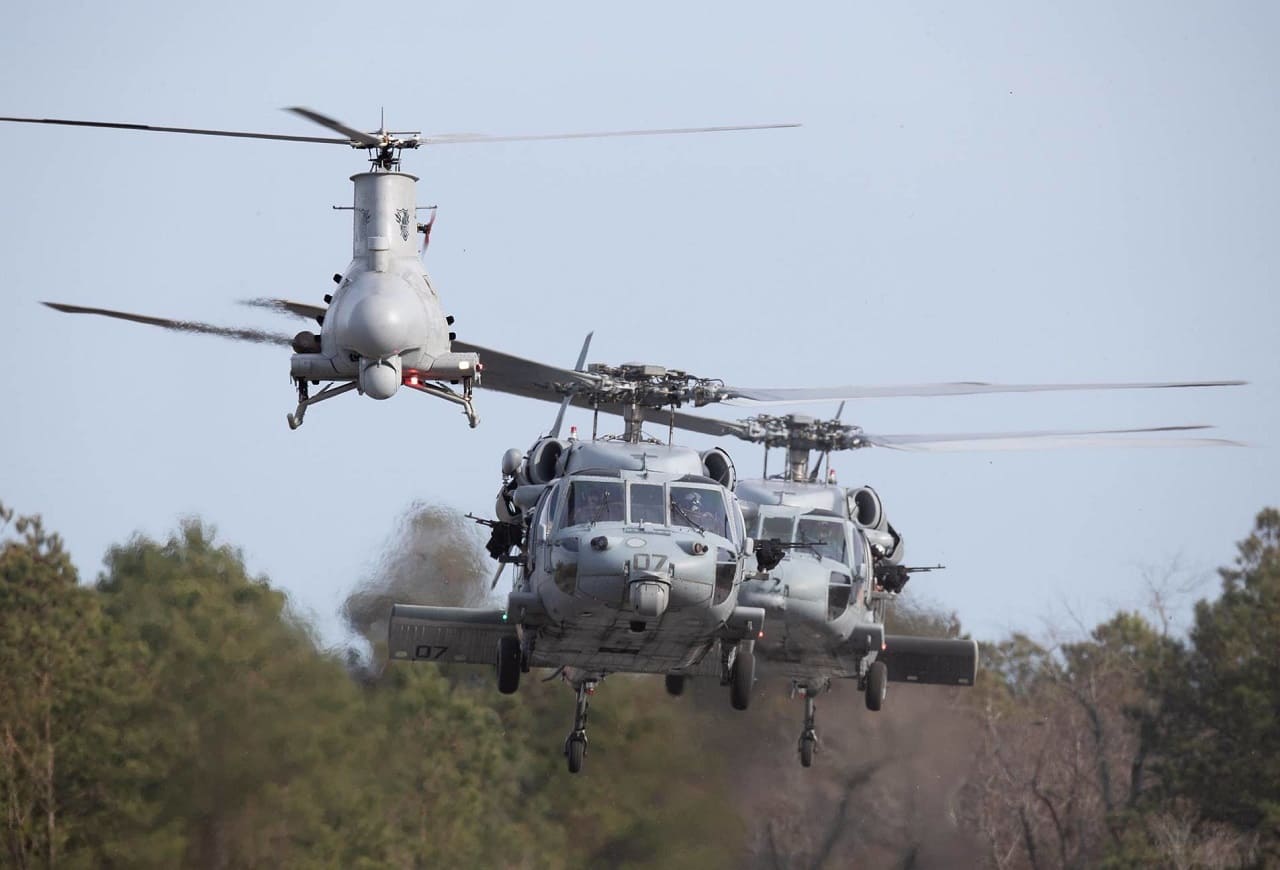 Drone-MQ-8B-Fire-Scout-unbemannte-Dronen-MH-60S-Sea-Hawk-Hubschrauber-Unmanned-Aircraft-Systems-Kritisches-Netzwerk-Kampfdrohnen-Kill-List-Kollateralschaeden