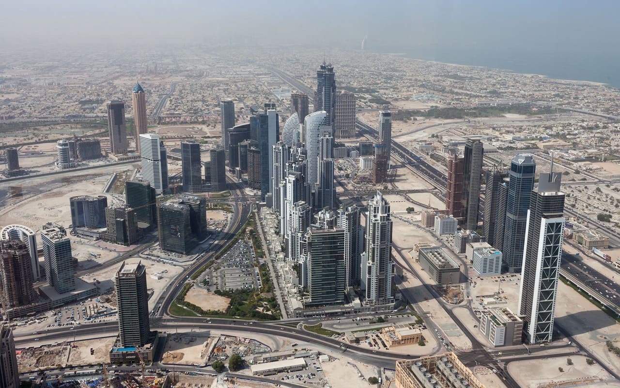 Dubai-Luftbild-Megastadt-Emirat-Vereinigte-Arabische-Emirate-Einkaufszentren-kuenstlich-angelegte-Inseln-Vergnuegungsparks-Persischer-Golf-Kritisches-Netzwerk-Scheichtum