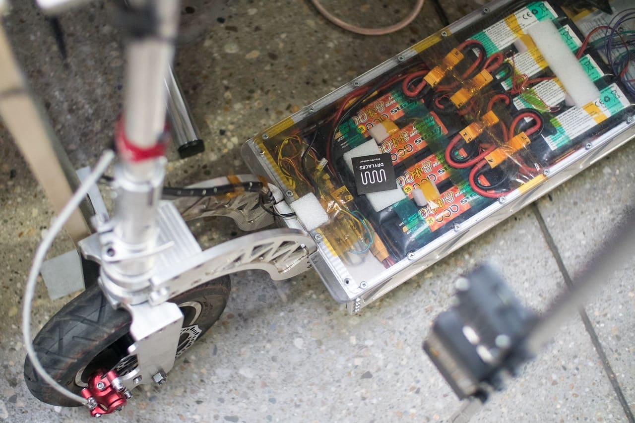 E-Roller-Scooter-Akkuladung-Elektroroller-Elektroscooter-Kritisches-Netzwerk-Lithium-Ionen-Akkumulator-Lithiumionen-Akku-Sekundaerbatterie-Lithiumionenakku