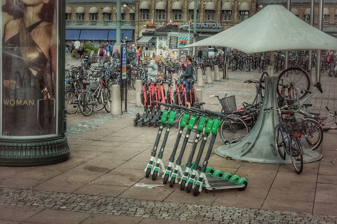 E-Roller-Scooter-Bike-Elektromibilitaet-Mikromobilitaeet-Kritisches-Netzwerk-Elektrofahrzeuge-Elektroroller-Elektroscooter-Elektrounterstuetzung-Fahrradwege-Buergersteige