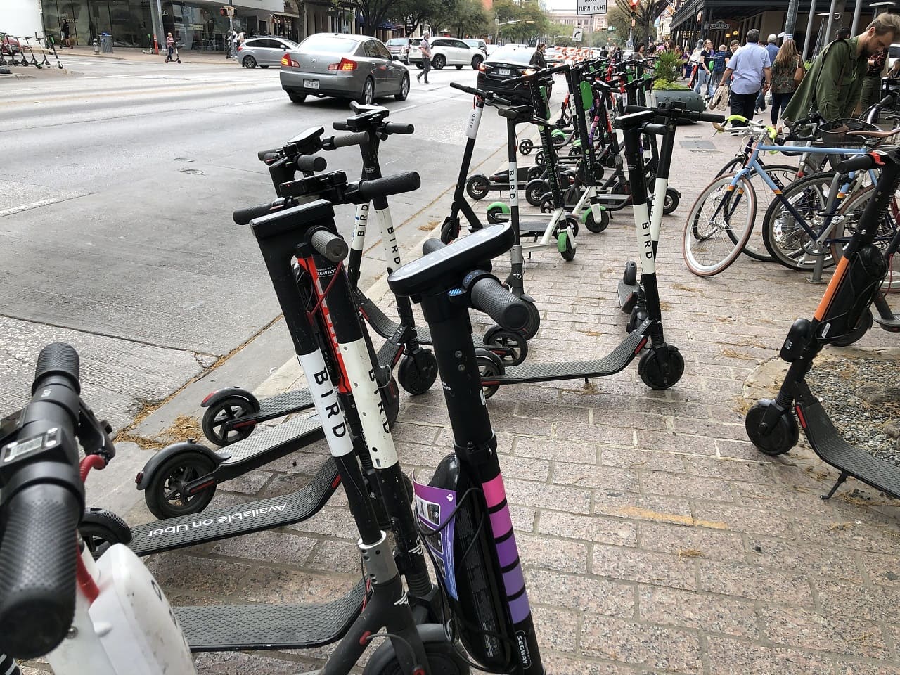 E-Roller-Scooter-Elektroroller-Elektroscooter-Fussgaengerwege-Fussgaengergefaehrdung-Mikromobilitaet-Buergersteige-Elektromobilitaet-Kritisches-Netzwerk-Elektrofahrzeuge-Verdi