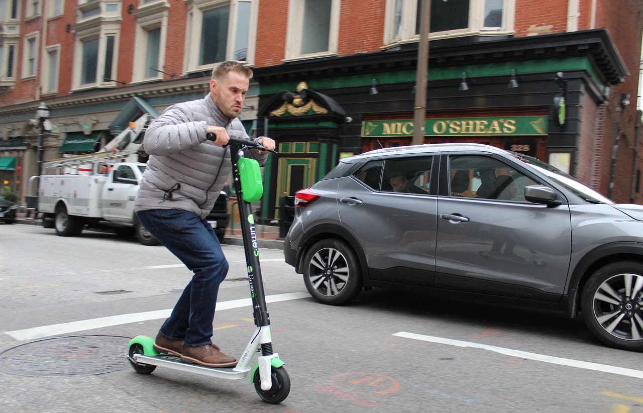 E-Roller-Scooter-SUV-Sport-Utility-Vehicle-Umweltfreundlichkeit-Verkehrsgefaehrdung-Kritisches-Netzwerk-Gelaendelimousinen-Oekofaschismus-Klimaretter-Klimadebatte