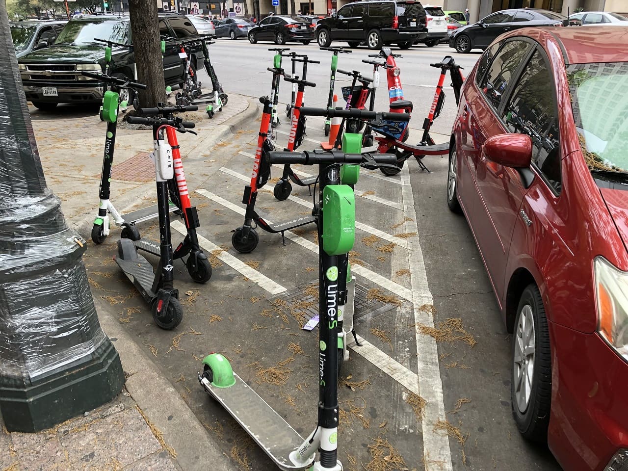 E-Roller-Scooters-Buergersteige-Elektromibilitaet-Mikromobilitaeet-Kritisches-Netzwerk-Elektrofahrzeuge-Elektroroller-Elektroscooter-Elektrounterstuetzung-Fahrradwege-Verdi