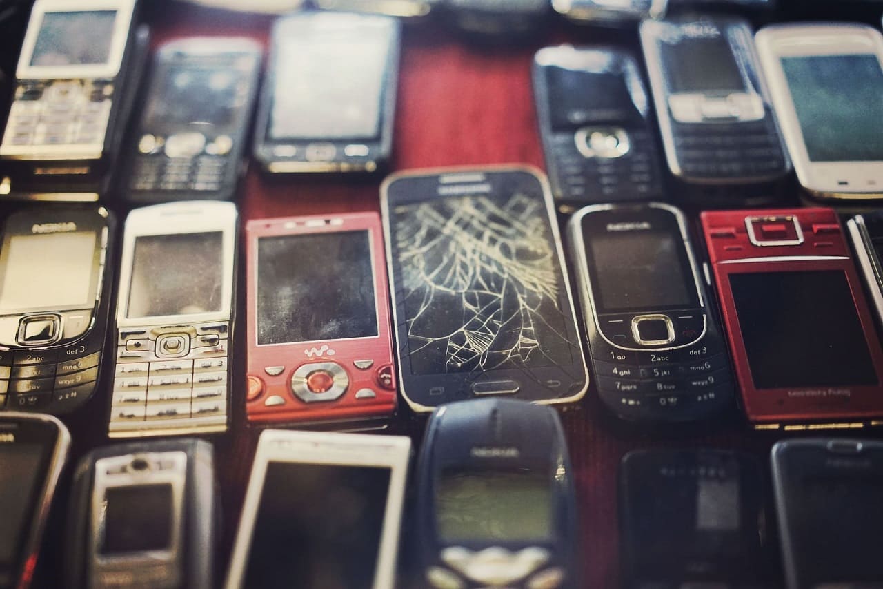 Elektroschrott-Handyschrott-Altgeraete-Festakku-Handies-Mobiltelefone-Smartphones-fest-verbaute-Akkus-Ueberflussgesellschaft-Wegwerfgesellschaft-Kritisches-Netzwerk