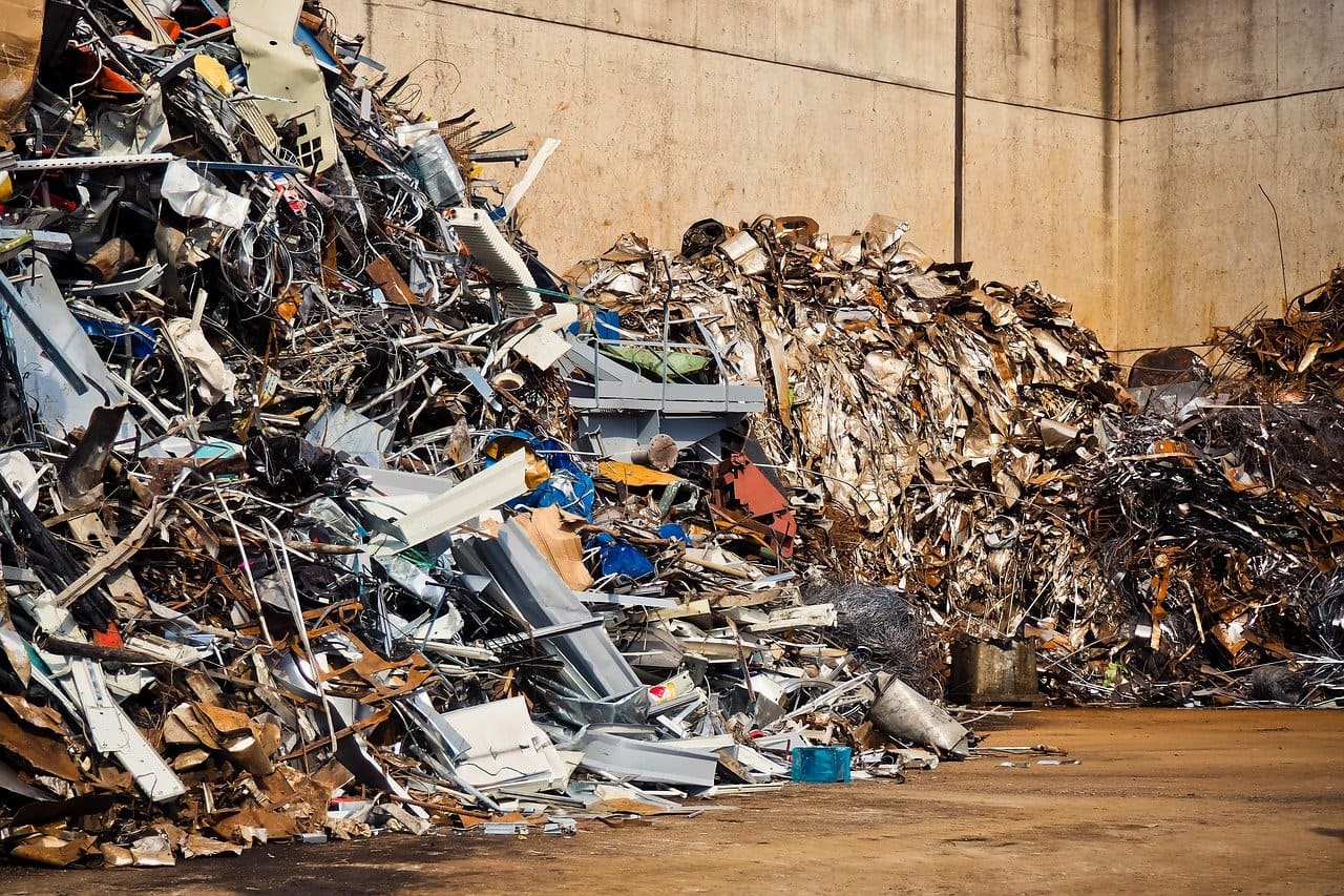 Elektroschrott-Recyclinghof-Elektromuellberge-Elektroschrottberg-Ueberflussgesellschaft-Wegwerfgesellschaft-Wegwerfindustrie-Kritisches-Netzwerk-Elektrogeraete