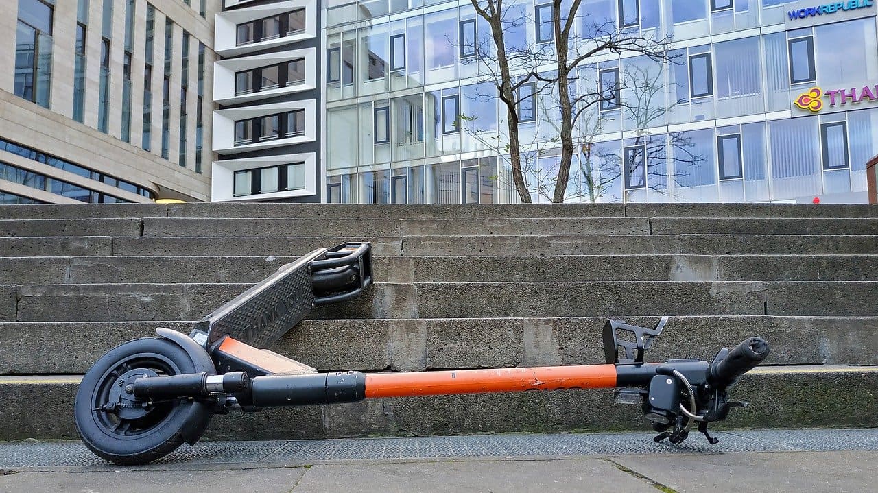 Elektroscooter-E-elektrischer-Scooter-Mikromobilitaet-Elektromobilitaet-Kritisches-Netzwerk-Ladestationen-Fussgaengerzonen-Verkehrsgefaehrdung-Schwerverletzte-Kleinstgefaehrte