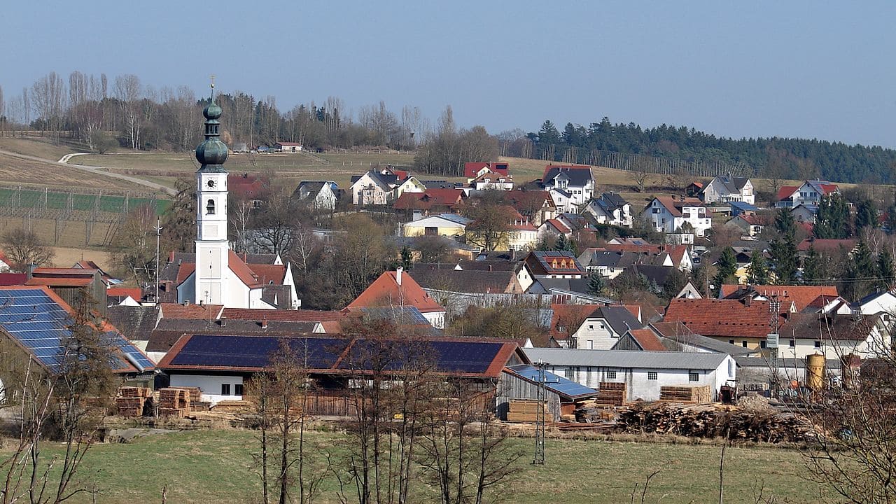 Elsendorf-Niederbayern-Landkreis-Kelheim-Bayern-Pandurenberg-Egon-Wolfgang-Kreutzer-EWK-Kritisches-Netzwerk-Magna-Dorfromantik-Dorfveraenderung-Hallertau