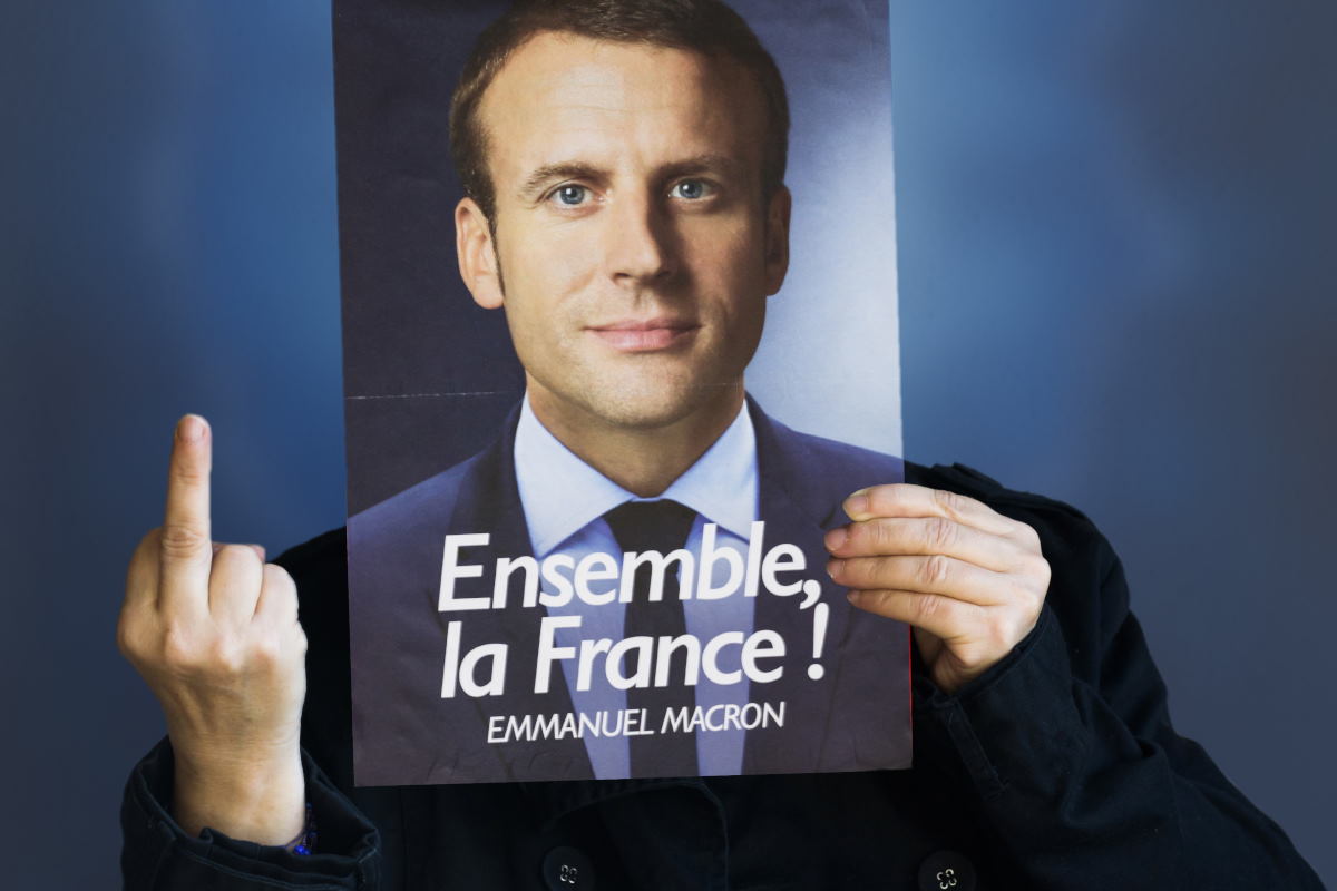 Emmanuel-Macron-regime-Macronisme-president-des-riches-Gelbwestenbewegung-Gilets-jaunes-Polizeistaat-neoliberalisme-Kritisches-Netzwerk-politique-de-rigueur-austerite-fuck-you