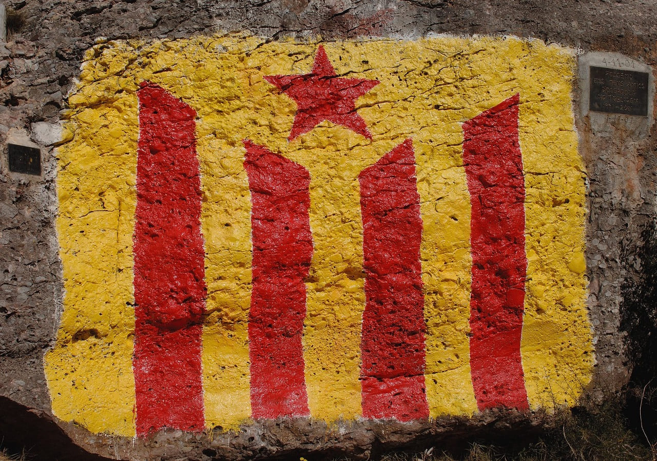 Estelada-Groga-Vermella-Autonome-Gemeinschaft-Senyera-Kritisches-Netzwerk-Transicion-Separation-Sezessionismus-Regionalautonomie-Selbstverwaltung-autonomia