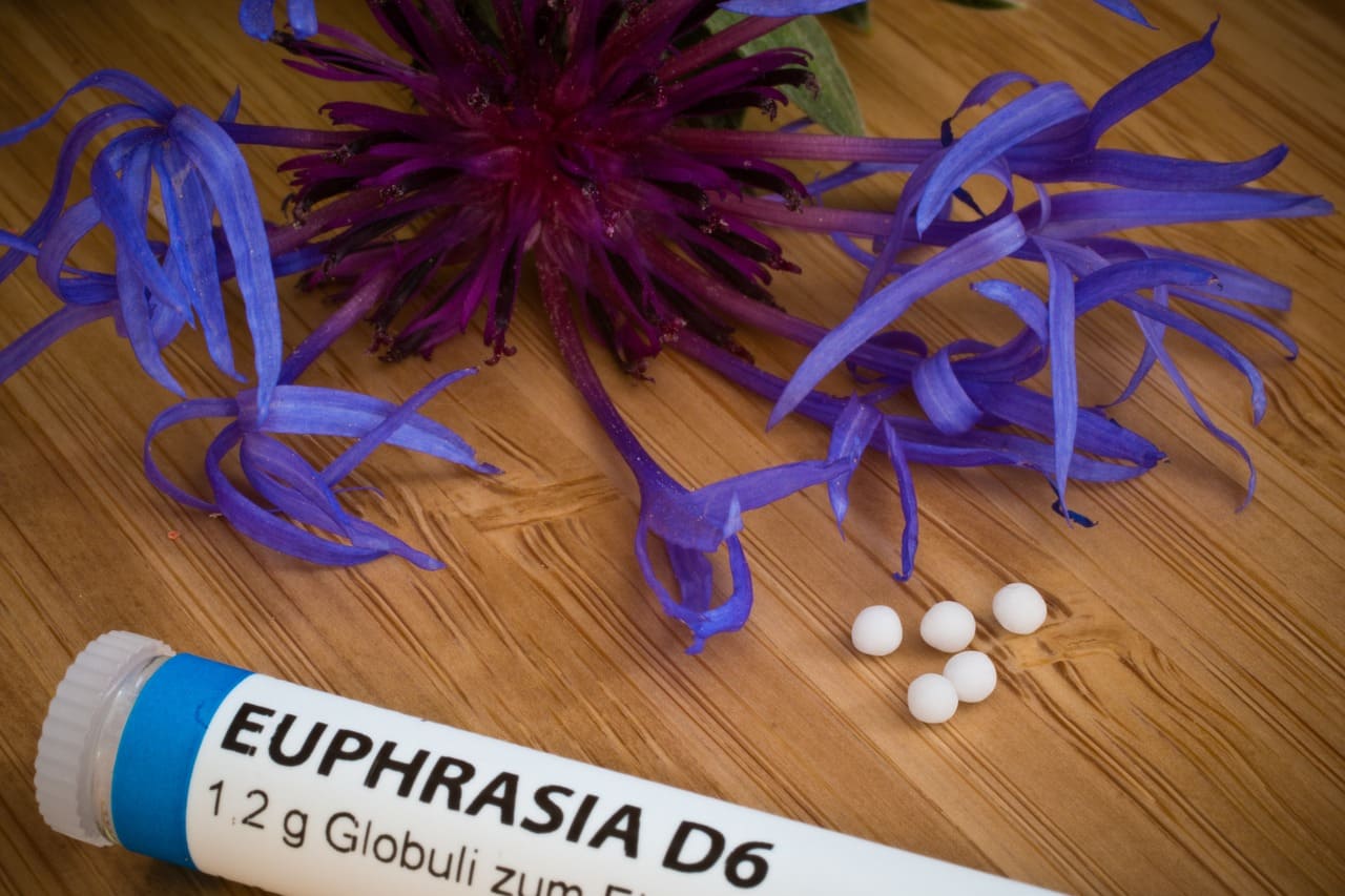 Euphrasia-officinalis-Gemeine-Grosser-Wiesen-Augentrost-Globuli-Kuegelchen-Globulus-Streukuegelchen-Homoeopathie-Kritisches-Netzwerk-Wirksamkeitsnachweis-Wirkungsnachweis