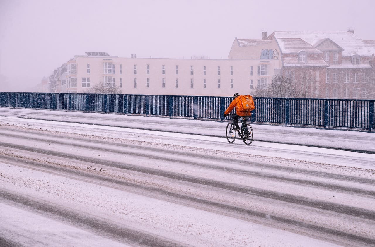 Fahrradfahren_Winterradfahren_Winterradfahrer-Fahrradspikes_Fahrradverkehr_Radfahren_Radfahrer_Sturzgefahr_Sturzrisiko_Unfallrisiko_Kritisches-Netzwerk