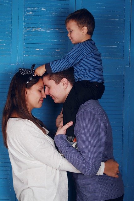 Famile-Zweielternhaushalt-Familienglueck-Paarhaushalt-Familienplanung-Lebensrealitaeten-Lebensunterhalt-Kritisches-Netzwerk-Kinderbeduerfnisse-Kinderbetreuung