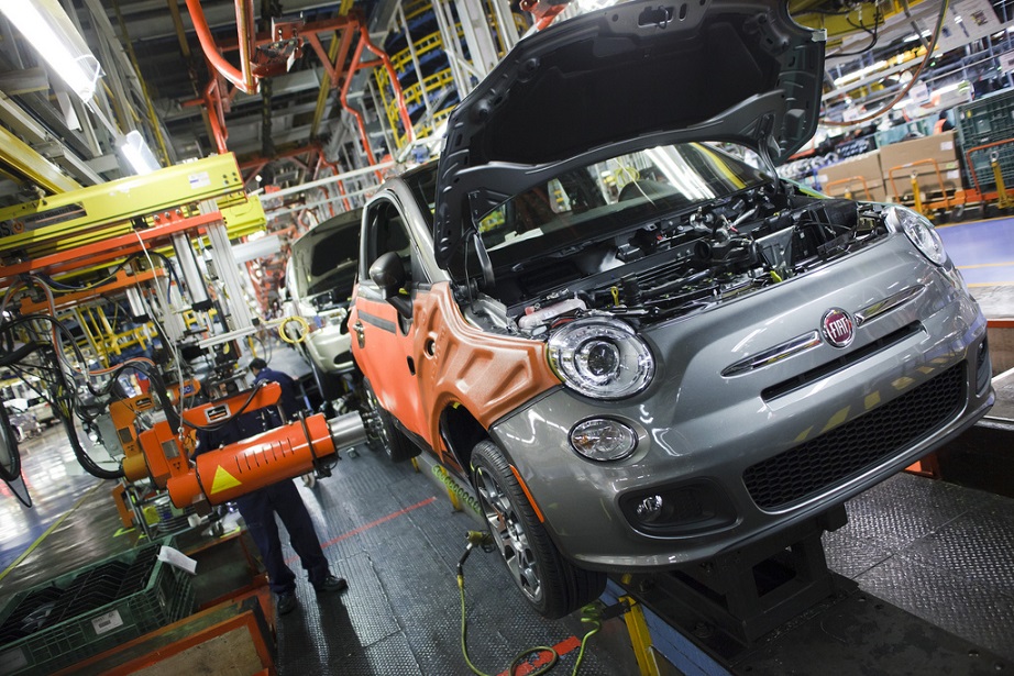 fiat_500_fca_chrysler_automobiles_italien_maschinenbauer_fabbrica_italiana_automobili_torino_automobilfabrik_automobilindustrie_automobilproduktion_kritisches_netzwerk.jpg
