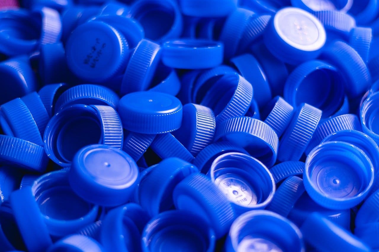 https://pixabay.com/de/photos/plastik-flasche-deckel-blau-abfall-7595556/