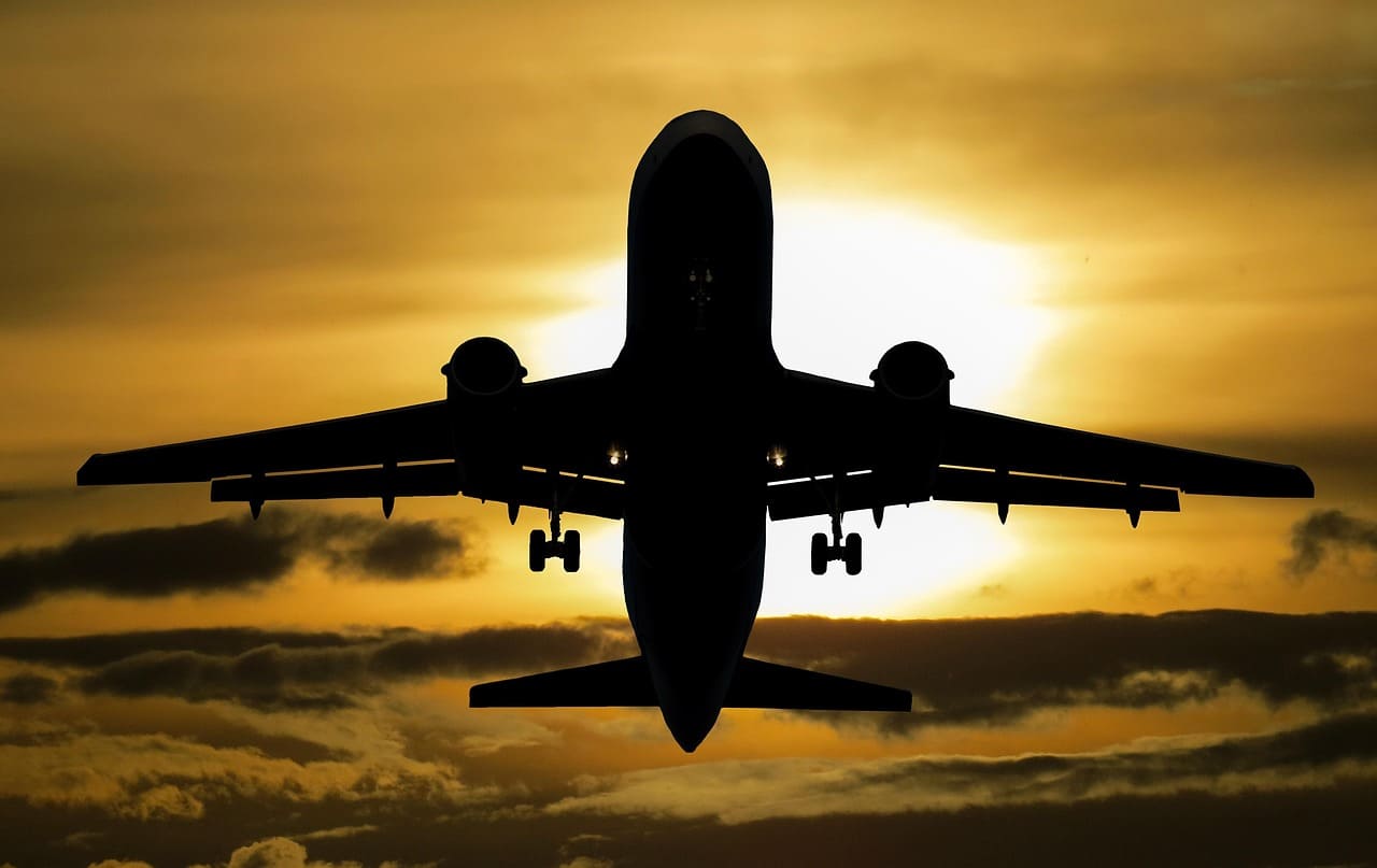 Flugzeug_Lufthansa_Airbus_Boeing_Flaechenflugzeug_Flugmanoever_Flugnavigation_Flugpersonal_Flugsteuerung_Luftfahrzeuge_Passagiermaschinen_Personenluftverkehr_Kritisches-Netzwerk