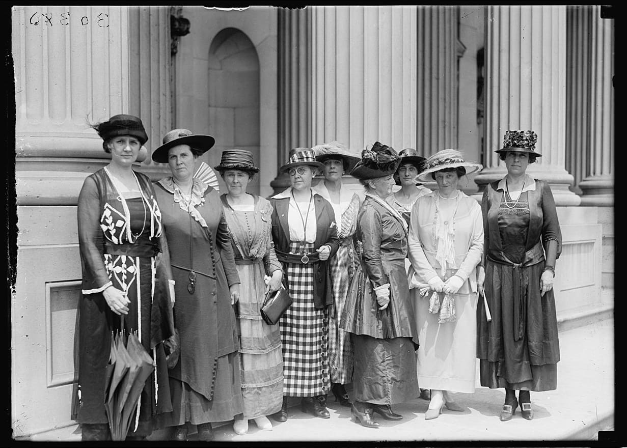 Frauen_Suffragetten_Suffragettenbewegung_Feministinnen_Feminismus_Frauenrechte_Frauenrechtlerinnen_Frauenwahlrecht_Frauenquote_Frauenpower_Kritisches-Netzwerk