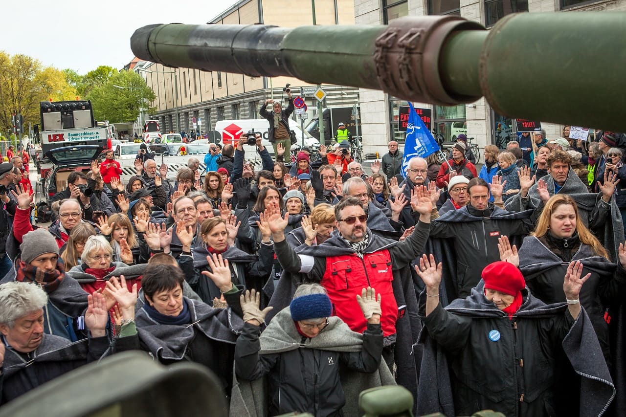 Friedensaktivistinnen-Friedenaktivisten-Ruestungsexportstopp-Rheinmetall-Ruestungsexporte-Exportverbot-Waffenexporte-Waffenindustrie-Waffenlieferung-Kritisches-Netzwerk