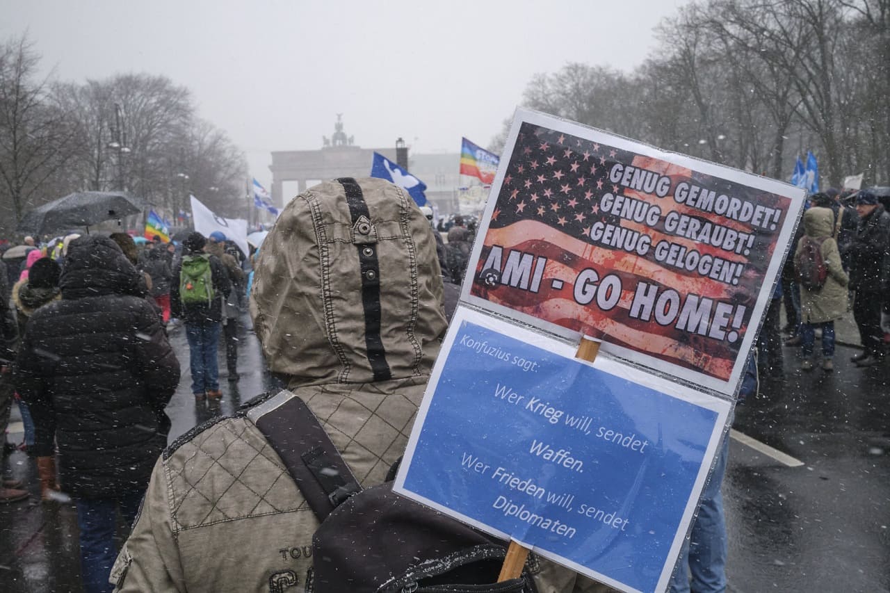 Friedensdemo_Friedensaktivisten_Friedensbewegte_Friedensbewegung_Ami_Go_Home_Friedensdemonstranten_Antikriegsbewegung_Kritisches-Netzwerk