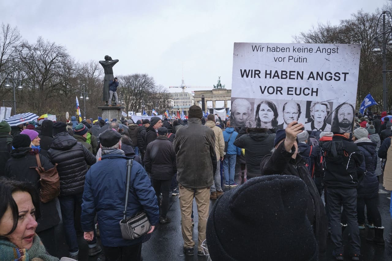 Friedensdemo_Friedensbewegte_Friedensbewegung_Friedensdemonstranten_Antikriegsbewegung_Eskalationspolitik_Waffenlieferungsstopp_Putin_Kritisches-Netzwerk
