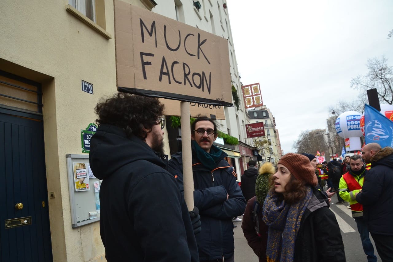 FUCK_Emmanuel_MACRON_MUCK_FACRON_Macronisme_Macronismus_Rentendiktat_Rentenkuerzungen_Rentenreform_defense_des_retraites_Kritisches-Netzwerk