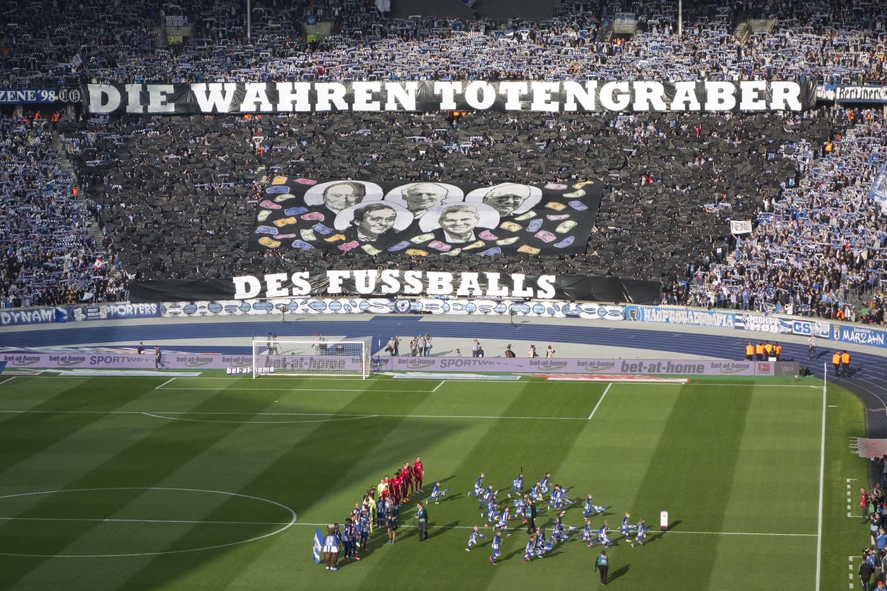 Fussball-12-Fankultur-Joseph-Blatter-Michel-Platini-Dietma-Hopp-TSG-Hoffenheim-Franz-Beckenbauer-Dietrich-Mateschitz-Red Bull-Kritisches-Netzwerk-Kommerzialisierung