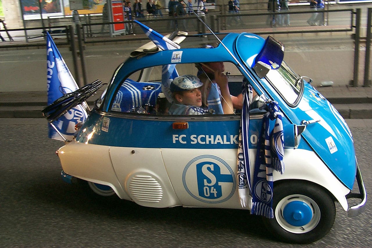 Fussball-13-Schalke-04-Gelsenkirchen-BMW-Isetta-Fankultur-Fanatismus-Bundesliga-Kritisches-Netzwerk-Fangemeinschaft-Fanartikel-Ultragruppen-Ultras-Ultraszene