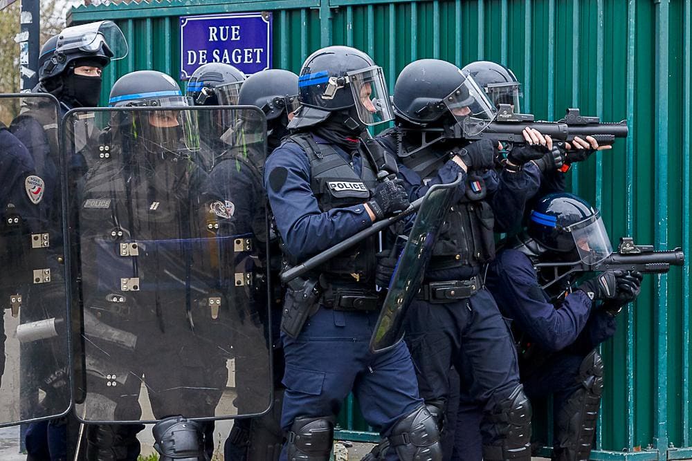 Gelbwesten-Polizeibrutalitaet-brutalite-violence-policiere-mouvement-revolution-des-Gilets-jaunes-Gendarmerie-police-nationale-Nationalpolizei-Polizeigewalt-Kritisches-Netzwerk