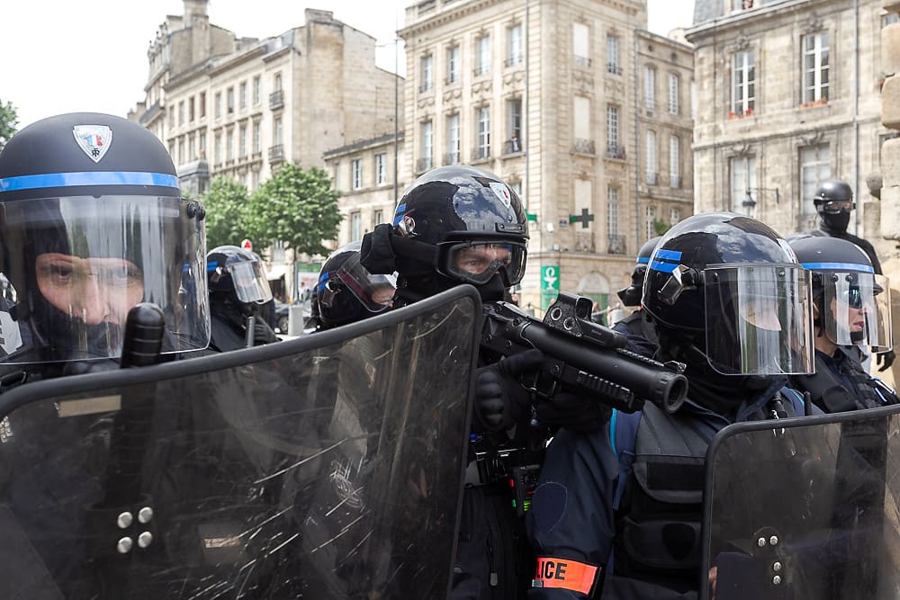 Gelbwesten-Polizeistaat-Repression-Mouvement-revolution-des-Gilets-jaunes-Gendarmerie-police-nationale-Nationalpolizei-Polizeigewalt-Kritisches-Netzwerk-Polizeiprovokation