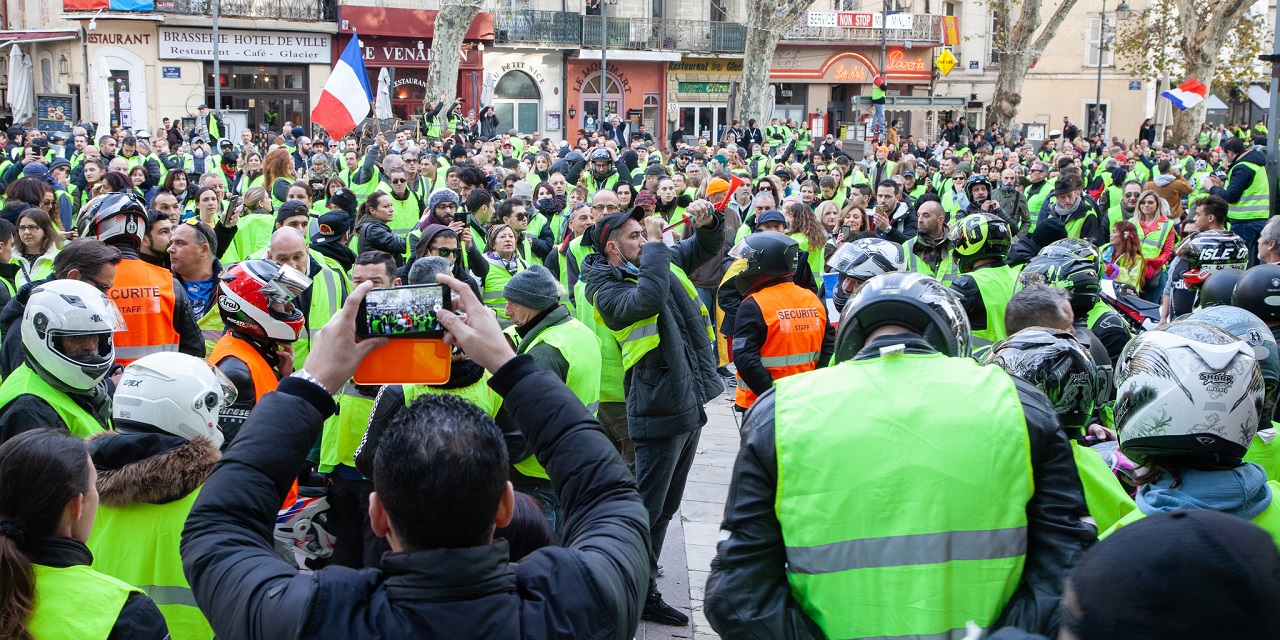 Gelbwesten_Mouvement_revolution_des_Gilets_jaunes_Kritisches_Netzwerk_Emmanuel_Macron_Frankreich_loi_travail_Widerstand_directives_du_peuple_politique_d'austerite_Vox_populi