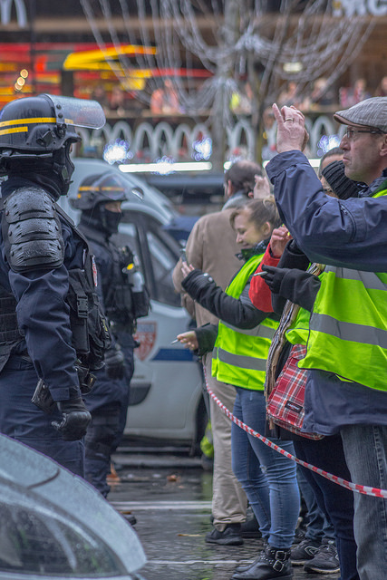 Gelbwesten_Mouvement_revolution_des_Gilets_jaunes_Polizeigewalt_Volkszorn_Prostestbewegung_taktische_Provokateure_Tatprovokation_Kritisches_Netzwerk_directives_du_peuple_fl  ics