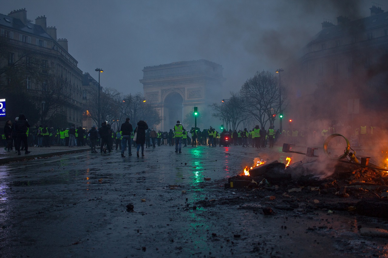 Gelbwesten_6_Mouvement_revolution_des_Gilets_jaunes_Avenue_Foch_Paris_taktische_Provokateure_Kritisches_Netzwerk_agents_provocateurs_theorie_du_chaos_orchestre_par_l'etat