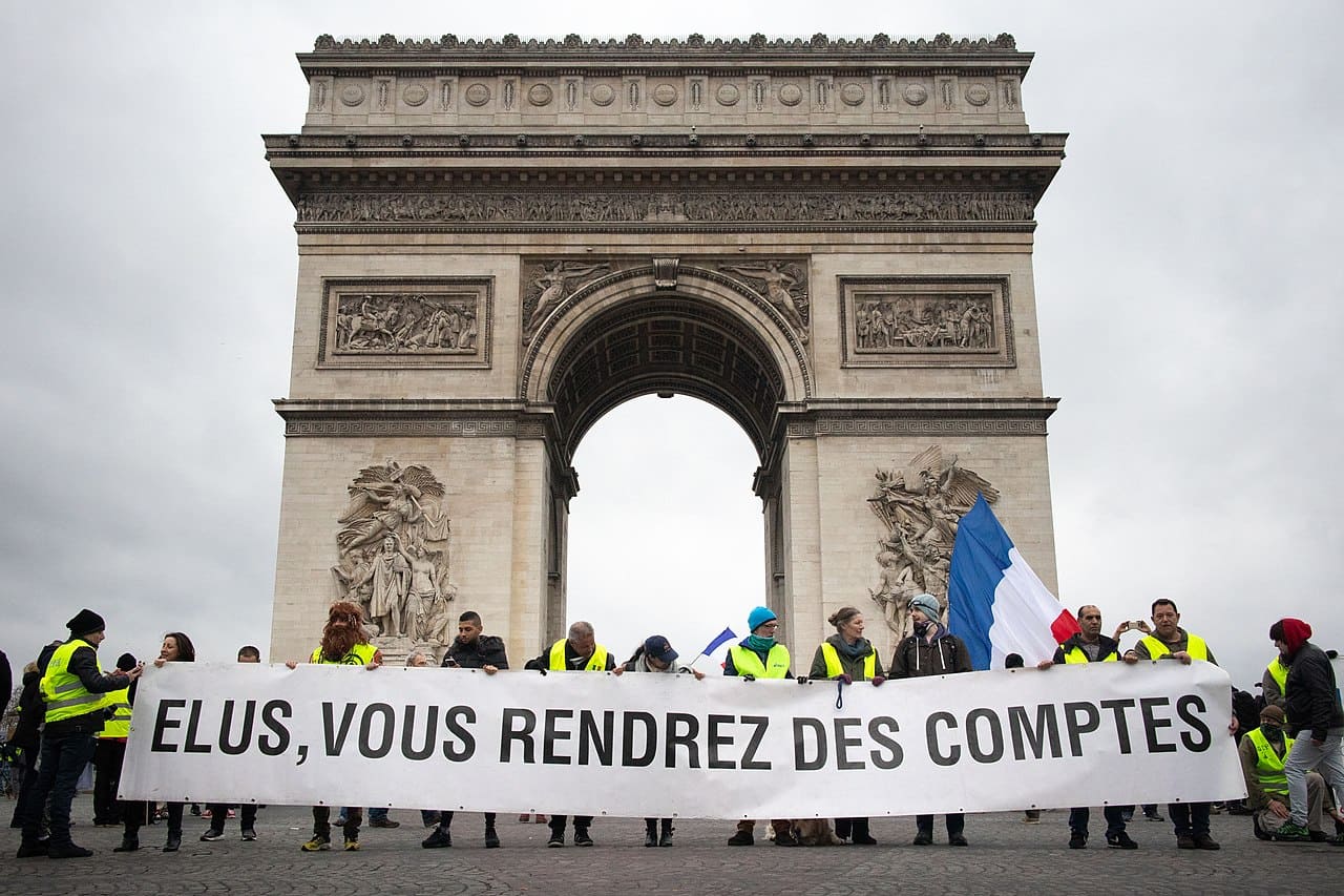 Gelbwestenbewegung-5-Triumphbogen-Arc-de-Triomphe-Gilets-jaunes-Gelbwestenproteste-Macronisme-Emmanuel-Macron-Kritisches-Netzwerk-resistance-yellow-vests-movement