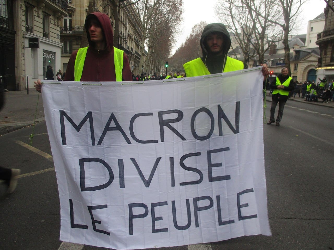 Gelbwestenbewegung-7-Emmanuel-Macron-divise-le-peuple-Gesellschaftsspaltung-Gilets-jaunes-Gelbwesten-Klassenkampf-Macronisme-Kritisches-Netzwerk-Massenarmut