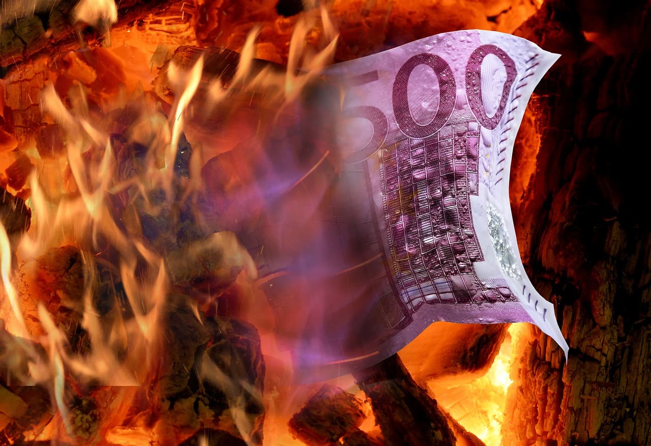 Geldverbrennen_Geldvernichtung_Geldscheinverbrennung_Geldverbrennung_Geldverschwendung_Kritisches-Netzwerk