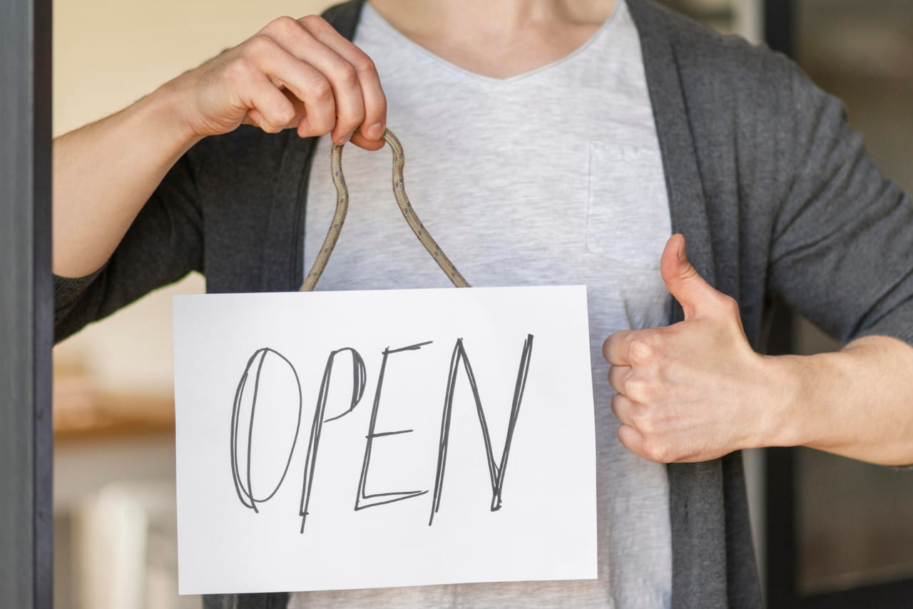Geoeffnet_Open_Geschaeftszeiten_Ladenoeffnungszeiten_Oeffnungszeiten_Ladengeschaeft_Ladenschild_Kritisches-Netzwerk