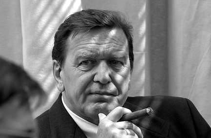 Gerhard-Schroeder-SPD-Neoliberalismus-Homo-neoliberalensis-Hartz-IV-Minijobs-Kritisches-Netzwerk-Niedriglohnsektor-Kriegsverbrecher-Sozialverrat-Sozialdarwinist-Gazprom
