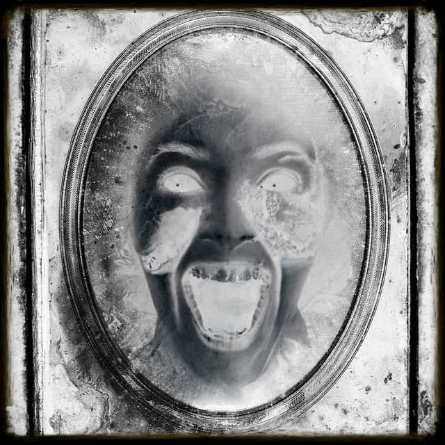 Gespenst_Boese_Monster_Ungeheuer_Spiegelbild_Horror_Angstmacherei_Angstnarrativ_Feindbild_Einschuechterung_Kritisches-Netzwerk