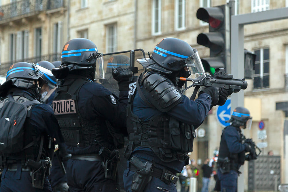 Gilets-Jaunes-6-Police-nationale-Compagnies-Republicaines-de-Securite-Granate-GLI-F4-Gummigeschosswerfer-Hartgummigeschosse-brutalite-violence-policiere