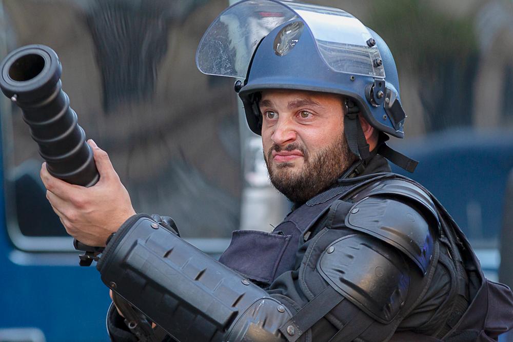 Gilets-Jaunes-7-Aufstandbekaempfung-LBD-40-lanceur-de-balles-de-defenses-40-mm-Gummigeschosse-Granate-GLI-F4-Gummigeschosswerfer-Hartgummigeschosse