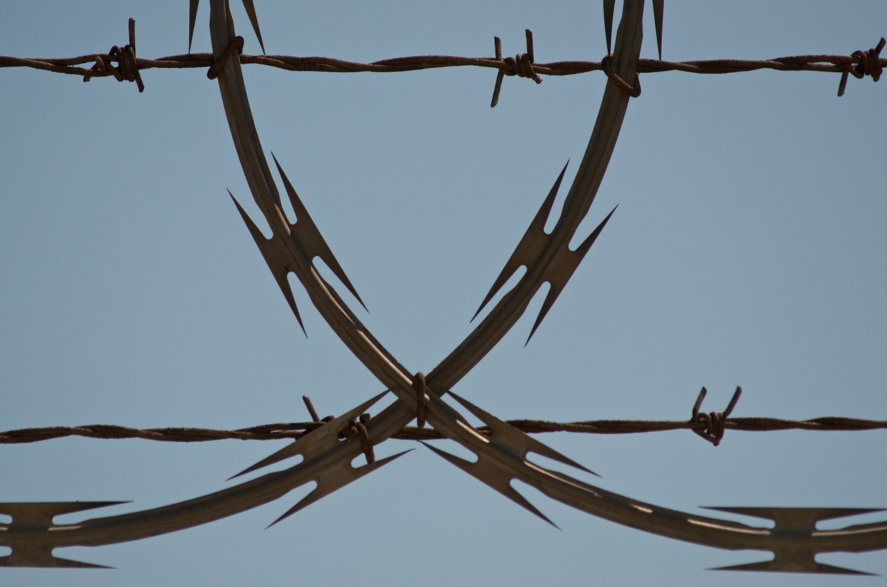 Grenzsicherung-barbed-razor-wire-tape-fences-Border-control-Grenzsicherheit-Grenzzaun-Natodraht-Stacheldraht-Migration-Zuflucht-Kritisches-Netzwerk-Unmenschlichkeit