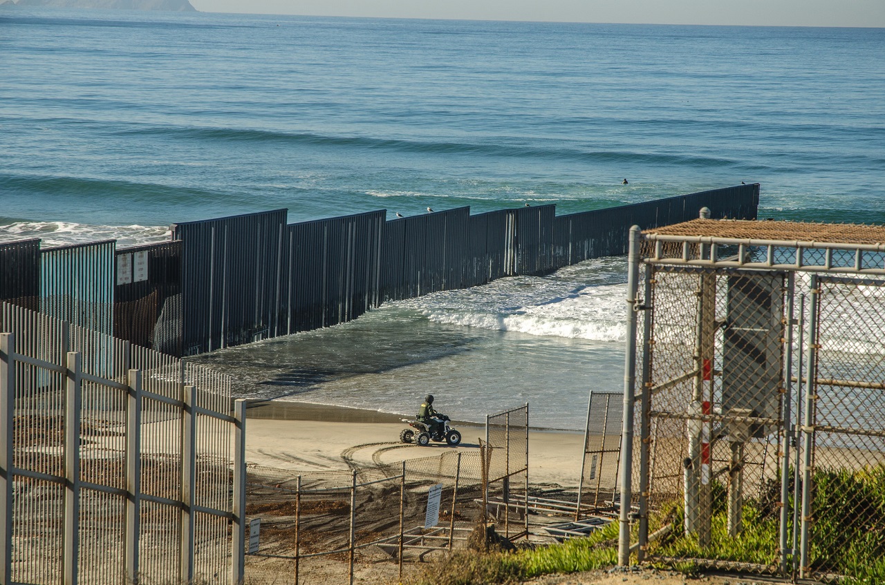 Grenzzaun-Grenzsicherung-Grenzsicherheit-Bandstacheldraht-Widerhakensperrdraht-Kritisches-Netzwerk-La-Frontera-San-Diego-Tijuana-US-Mexico-border-Barbed-wire-tape-fences-Migration